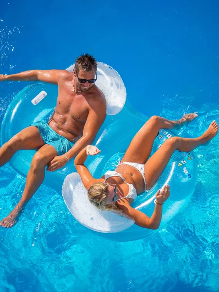 Casal se divertindo na piscina — Fotografia de Stock