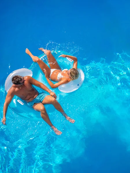 Casal se divertindo na piscina — Fotografia de Stock