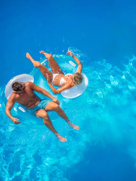 Casal se divertindo na piscina — Fotografia de Stock