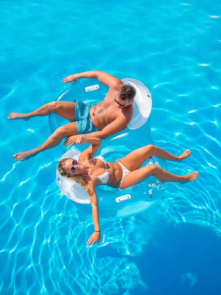 Çift havuzda eğleniyor