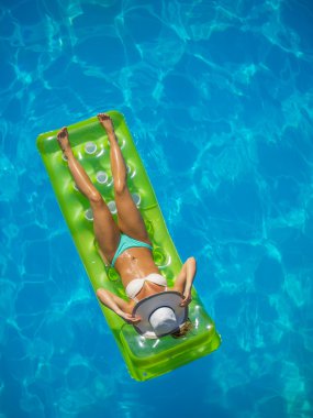 Yüzme havuzunda dinlenen kız