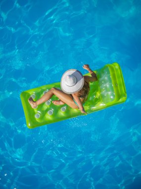 Yüzme havuzunda dinlenen kız