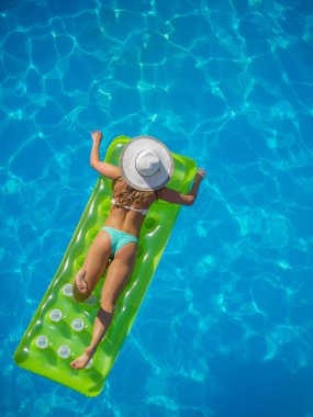 Yüzme havuzunda dinlenen kız