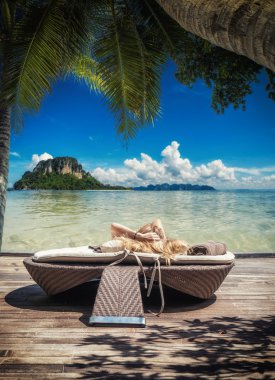  kadın rahatlatıcı tropikal tatil deniz tarafından 