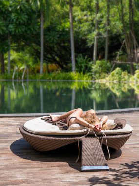  Yüzme havuzunun kenarında oturan kız