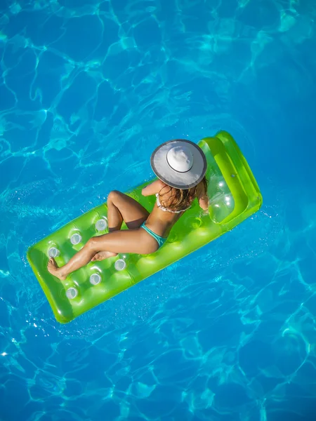 Girl relaxing in swimming pool — Stock Photo, Image