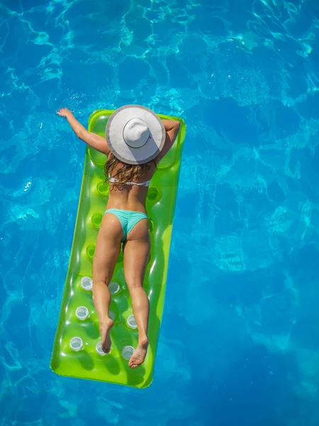 Menina relaxante na piscina — Fotografia de Stock