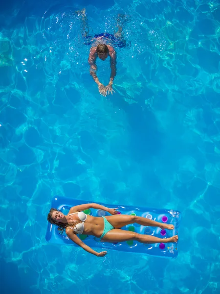 Paar hat Spaß am Pool — Stockfoto