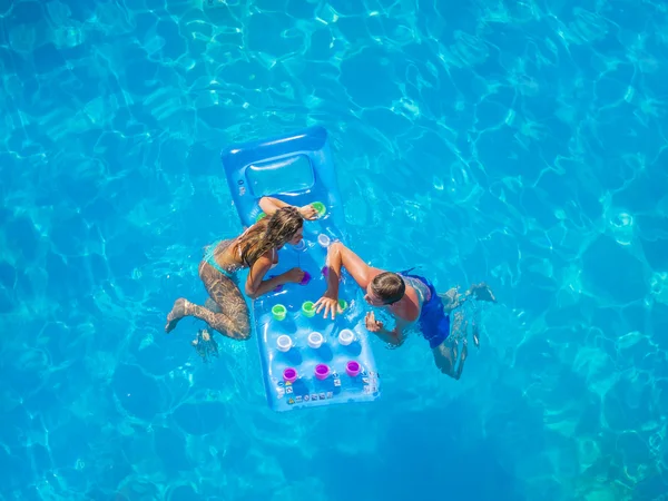 Pareja divirtiéndose en piscina — Foto de Stock