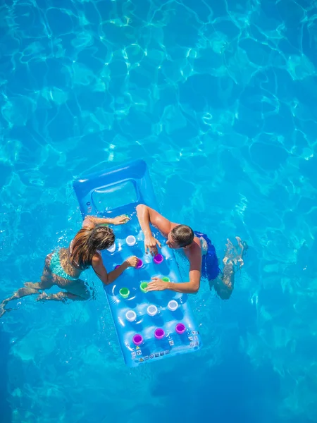 Paar hat Spaß am Pool — Stockfoto