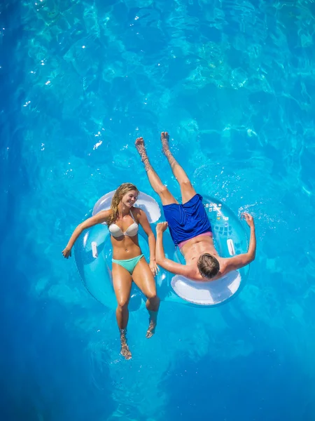 Casal se divertindo na piscina — Fotografia de Stock