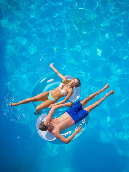 Coppia divertirsi in piscina — Foto Stock