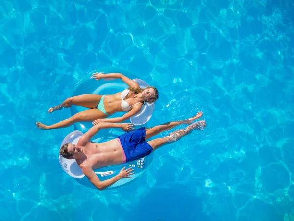 Coppia divertirsi in piscina — Foto Stock