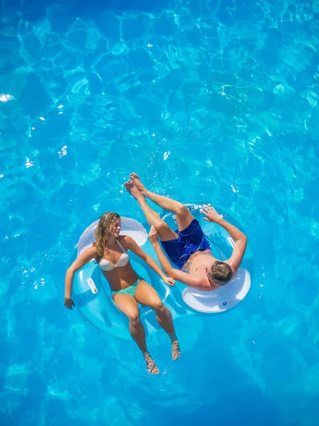 Pár se baví u bazénu — Stock fotografie