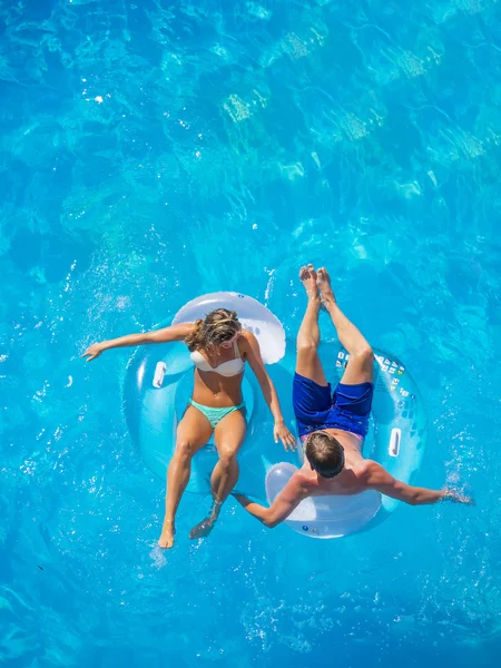 Paar hat Spaß am Pool — Stockfoto