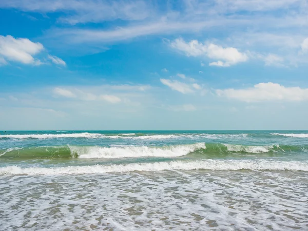 Piękna plaża i tropikalne morze — Zdjęcie stockowe