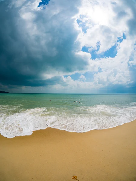 Hermosa playa y mar tropical —  Fotos de Stock