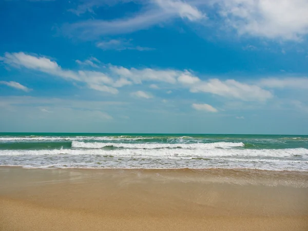 Bella spiaggia e mare tropicale — Foto Stock