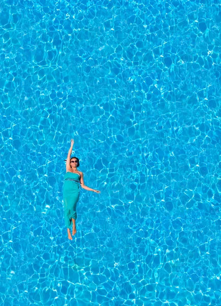 Floating in the swimming pool — Stock Photo, Image