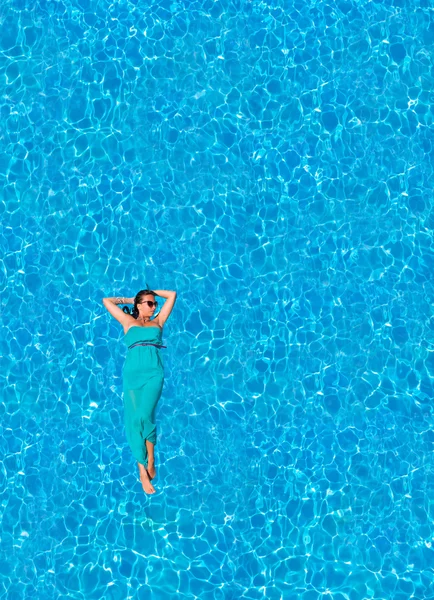 Floating in the swimming pool — Stock Photo, Image