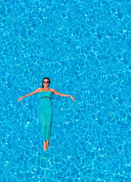 Floating in the swimming pool — Stock Photo, Image