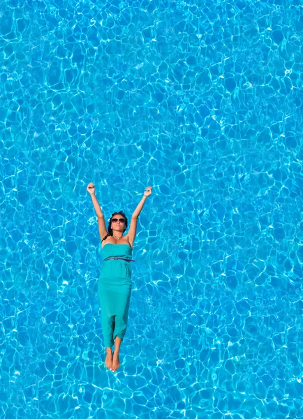 Floating in the swimming pool — Stock Photo, Image