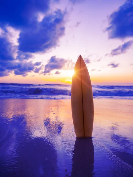 Surfbrett am Strand bei Sonnenuntergang — Stockfoto