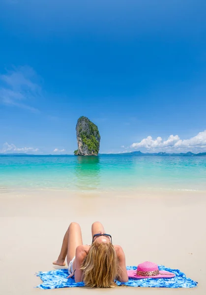 Bella donna sulla spiaggia. — Foto Stock