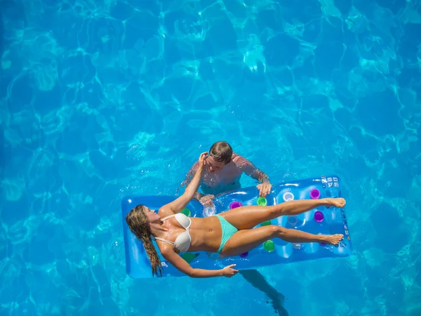 Pár se baví u bazénu — Stock fotografie