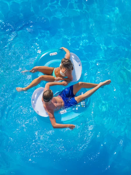 Paar hat Spaß am Pool — Stockfoto