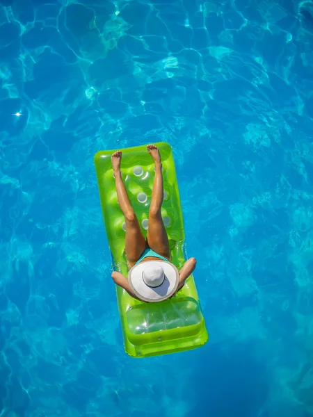 Una chica se relaja en una piscina — Foto de Stock