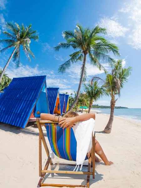 Junge Frau am Strand — Stockfoto