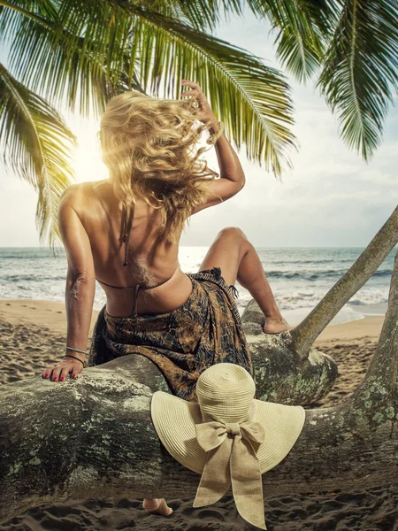 Kvinne som slapper av på den tropiske stranden – stockfoto