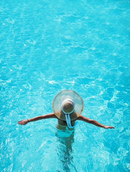 Modelo caucásico jugando en el agua clara — Foto de Stock