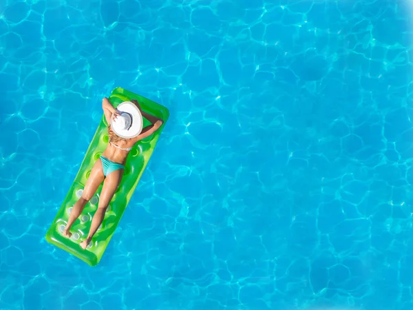 En flicka är avkopplande i en pool — Stockfoto