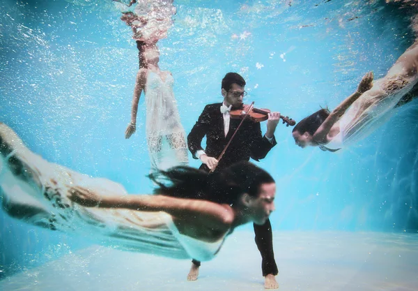 水下的小提琴 — 图库照片