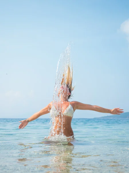 金发女人，挥舞着头发的水 — 图库照片