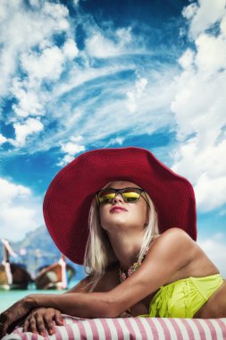 Sahilde güzel bir kadın