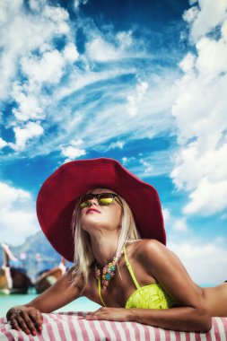 Sahilde güzel bir kadın