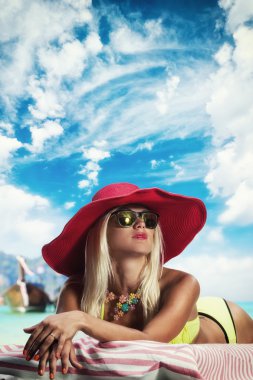 Sahilde güzel bir kadın