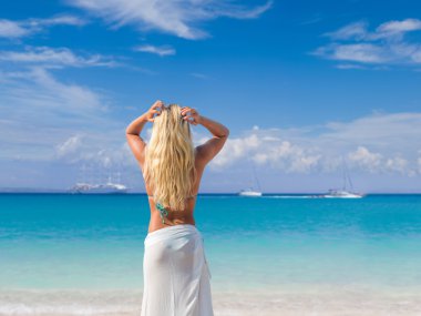 Sahilde beyaz Malaya peştemâli kadında.