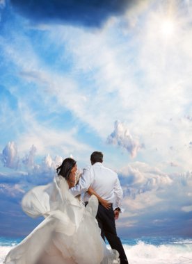 Gelin ve damat, güneş ışığının üstünde güzel bir tropik birlikte olmak