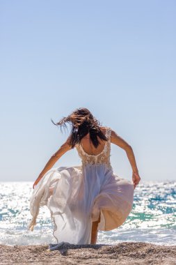 Gelin sahilde bembeyaz elbisesiyle
