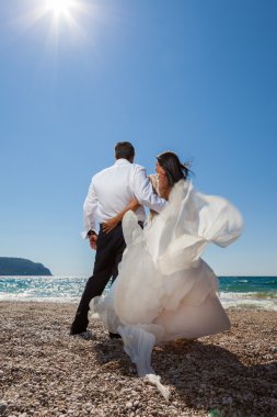 Gelin ve damat, güneş ışığının üstünde güzel bir tropik birlikte olmak