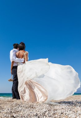 Gelin ve damat, güneş ışığının üstünde güzel bir tropik birlikte olmak