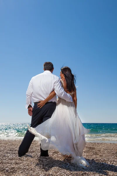 Gelin ve damat, güneş ışığının üstünde güzel bir tropik birlikte olmak — Stok fotoğraf