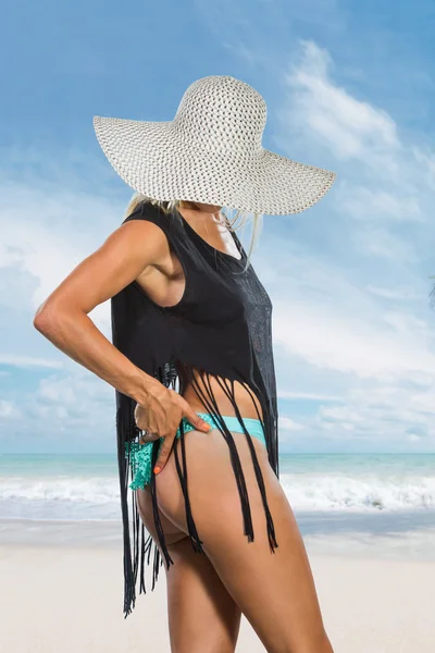 Schöne Frau am Strand. — Stockfoto