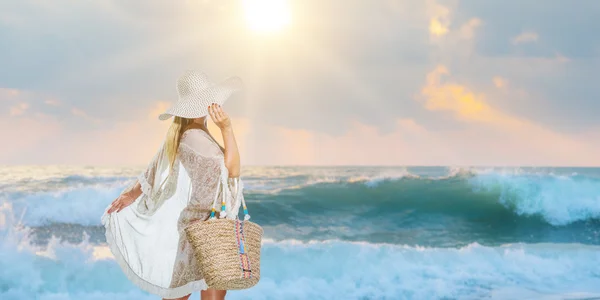 Woman stylish walking on the beach — Stock Photo, Image