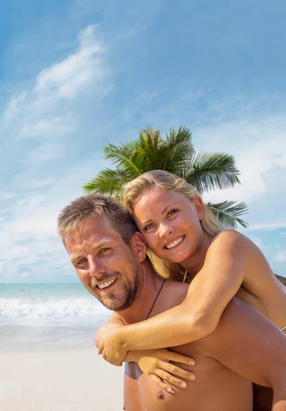 Lyckliga unga par på stranden — Stockfoto