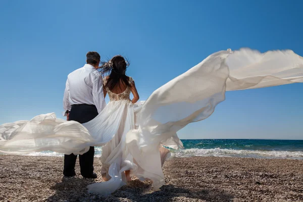 Nevěsta a ženich, společně ve slunečních paprscích na krásné tropické — Stock fotografie